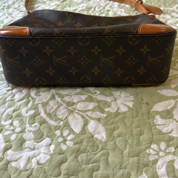 Louis Vuitton Monogram Shoulder Bag. EUC - Picture 5 of 11